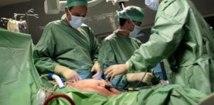 chirurgiens-en-salle-d-operation-procedant-a-une-chirurgie-pour-un-penis-plis-gros